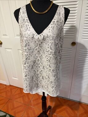 White Lace V-Neck Sleeveless Top